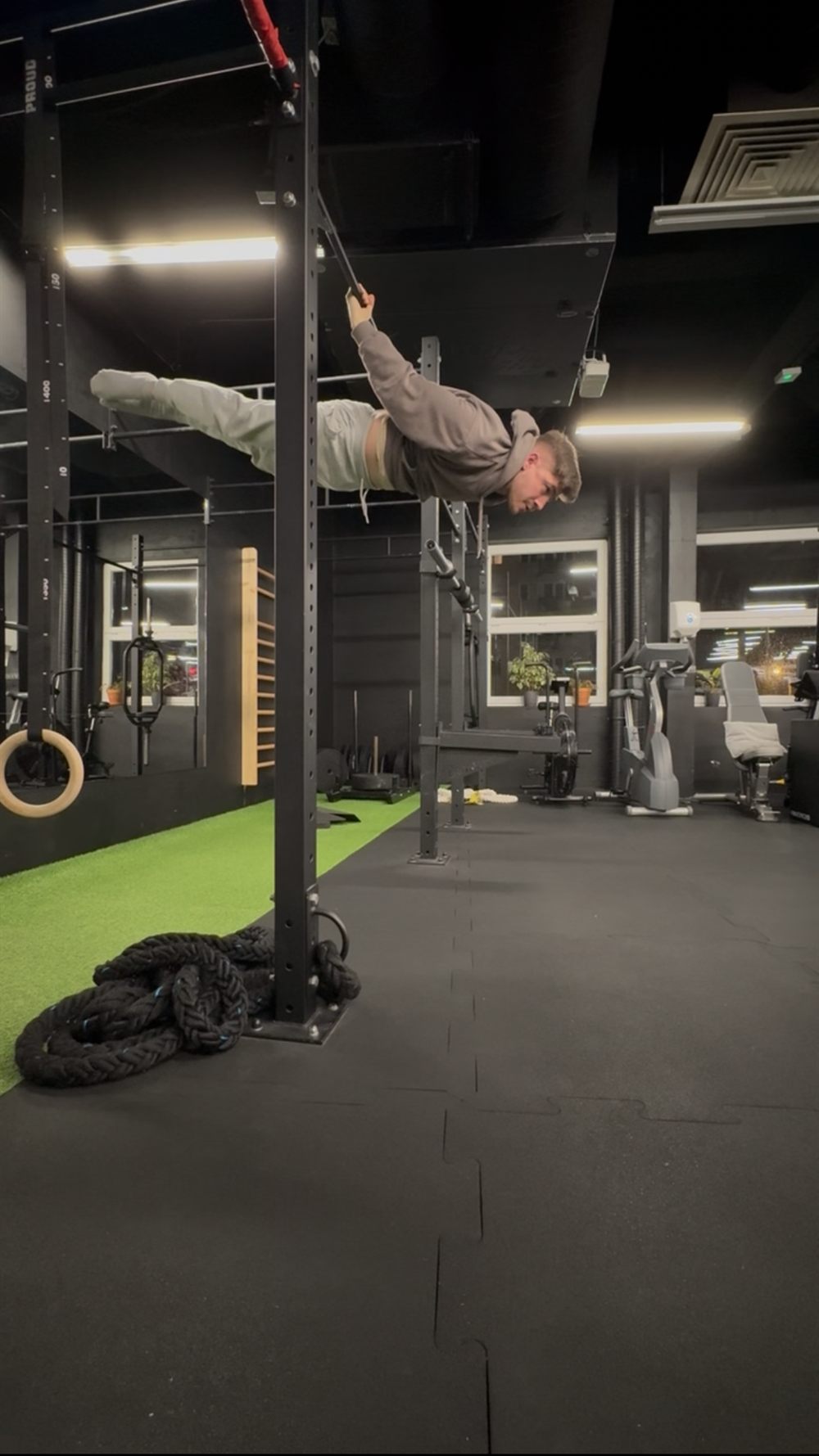 Paweł w pozycji flagi (human flag) na drążku